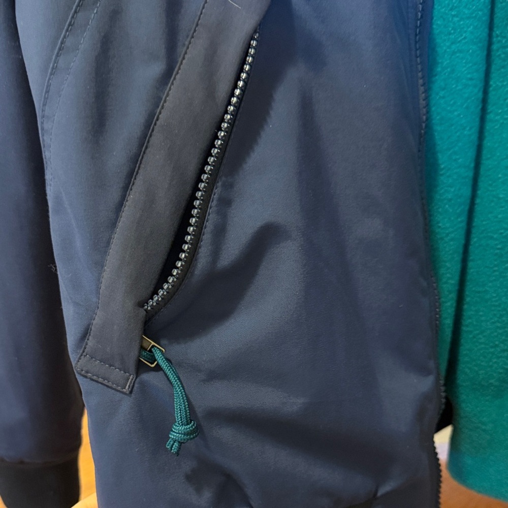Women’s XS Patagonia navy jacket with teal lining LIKE NEW - Picture 4 of 7
